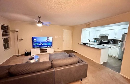 Fairfax Apartment | Charming Apartment by Fairfax Corner & Near GMU!