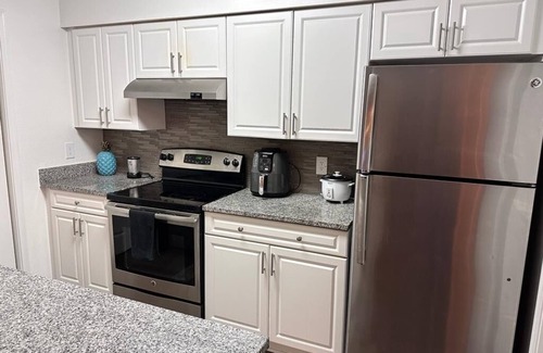 Fairfax Apartment | Charming Apartment by Fairfax Corner & Near GMU!