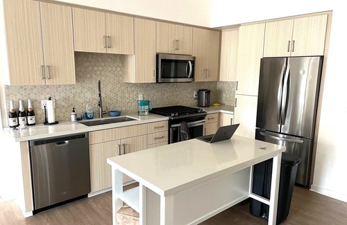 Irvine Apartment | Charming Apartment Steps from Irvine Spectrum with Pool & Kitchen!