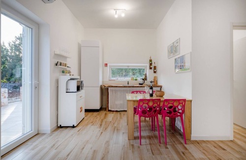 L'Assunta Apartment | Cozy apartment that hosts 4people, located in the quiet countryside of Monopoli, in a villa surrounded by one hectare of centuries-old olive trees. The accommodation, with parking included, offers large open spaces, a patio with barbecue and a splendid s