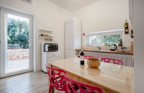 L'Assunta Apartment | Cozy apartment that hosts 4people, located in the quiet countryside of Monopoli, in a villa surrounded by one hectare of centuries-old olive trees. The accommodation, with parking included, offers large open spaces, a patio with barbecue and a splendid s