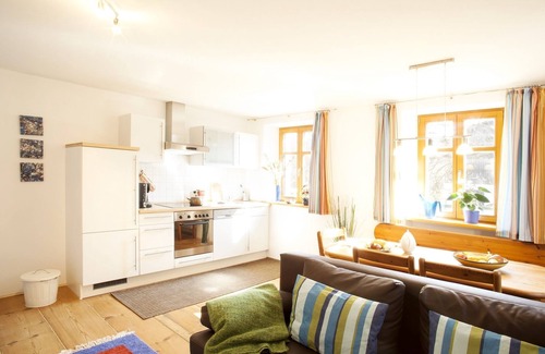 Mainleus Apartment | Inviting Apartment with Free WLAN and Breakfast Included