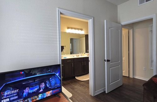 Sweetbriar Apartment | Cozy Apartment with private room and bath, Wi-Fi, A/C, Easy access to Downtown