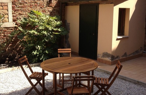 Cannaregio Apartment | Inviting Apartment with Private Courtyard, A/C & WiFi