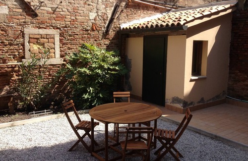Cannaregio Apartment | Inviting Apartment with Private Courtyard, A/C & WiFi