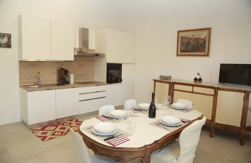 Vinchio Apartment | Inviting Apartment with Hot Tub, Kitchen & Free Parking