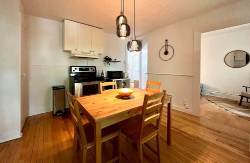 Saint-Jean-Baptiste Apartment | Comfortable Apartment in Saint-Jean-Baptiste with Kitchen