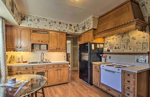 Appleton House | Inviting Appleton Retreat with Screened-In Porch & Yard