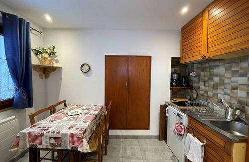 Cohennoz Apartment | Cozy apt for 4, Cernix center, near slopes, wifi, parking, pet friendly