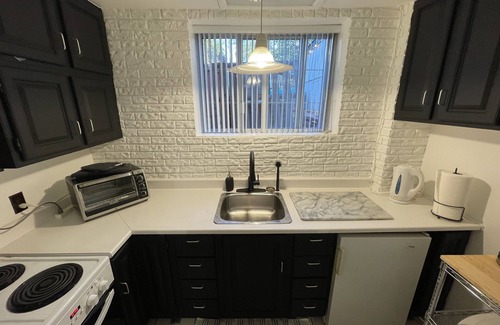 Cote-Des-Neiges—Notre-Dame-De-Grace Apartment | Central Cozy Apartment with Free Parking & Top Guest Rating