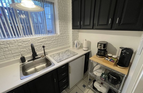 Cote-Des-Neiges—Notre-Dame-De-Grace Apartment | Central Cozy Apartment with Free Parking & Top Guest Rating