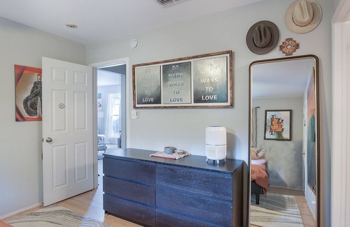 Parker Lane House | Cozy Art Bungalow: 3/2 Home with huge fenced yard, 5 mins to South Congress