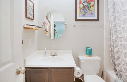 Parker Lane House | Cozy Art Bungalow: 3/2 Home with huge fenced yard, 5 mins to South Congress