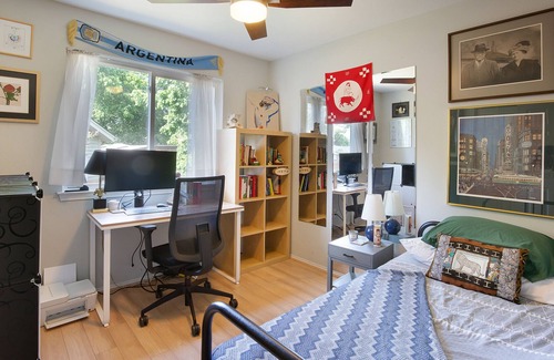 Parker Lane House | Cozy Art Bungalow: 3/2 Home with huge fenced yard, 5 mins to South Congress