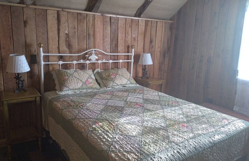Richwoods House | Inviting Barn Loft on Herbal Farm with Creek Access