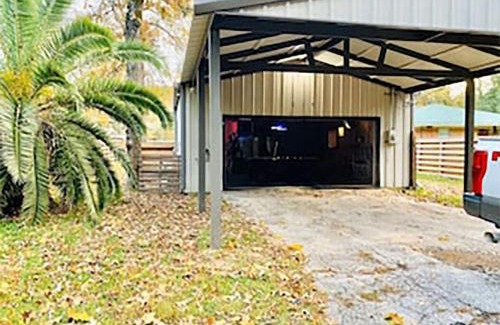 Montgomery House | Pet Friendly Barn Retreat with Pool Access by Lake Conroe