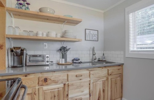 Mount Hood Village Apartment | Pet-Friendly Basecamp Near Skiing with Breakfast & Kitchen