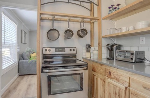 Mount Hood Village Apartment | Pet-Friendly Basecamp Near Skiing with Breakfast & Kitchen