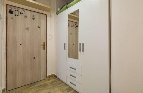 Nusle Apartment | Inviting Basement Flat, SkyShowtime - Steps to City Center