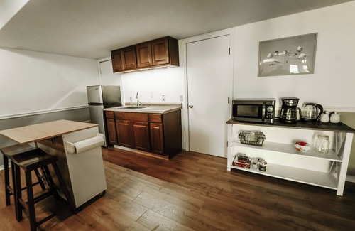 Rogers Apartment | Cozy Basement near Walmart AMP