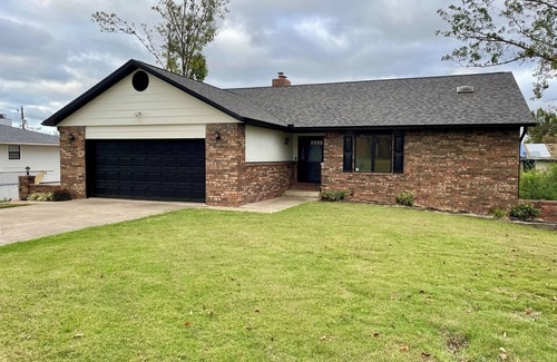 Rogers Apartment | Cozy Basement near Walmart AMP