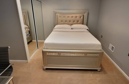 Glenview House | Private Entrance Basement Retreat with 2 Bedrooms