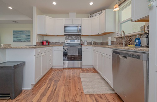 Rockport House | Ideal Bay House with Screened Porch & Pet-Friendly Amenities