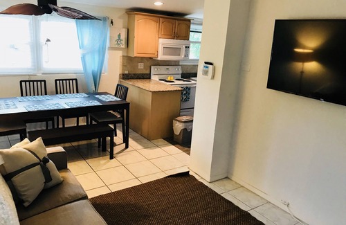 Sunset Reef House | Charming Beach Bungalow: Pet-Friendly Getaway for 7