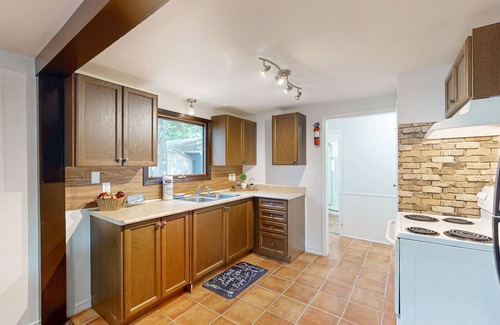 Wasaga Beach House | Cozy beach bungalow with deck, BBQ, high-speed Wi-Fi & steps to the shoreline