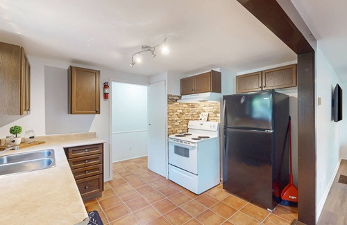 Wasaga Beach House | Cozy beach bungalow with deck, BBQ, high-speed Wi-Fi & steps to the shoreline