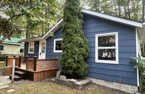 Wasaga Beach House | Cozy beach bungalow with deck, BBQ, high-speed Wi-Fi & steps to the shoreline