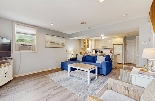 York Beach Condo | Dog-Friendly Beach Retreat - Steps from Long Sands Beach