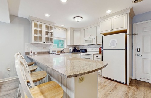 York Beach Condo | Dog-Friendly Beach Retreat - Steps from Long Sands Beach