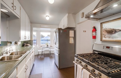 Ocean Beach House | Cozy Beach Cottage A/C, Ocean View, Parking, Pets OK, Sleeps 6, 2 Blks to Cliffs