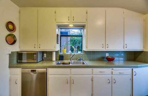 Ocean Beach House | Cozy Beach Cottage A/C, Ocean View, Parking, Pets OK, Sleeps 6, 2 Blks to Cliffs