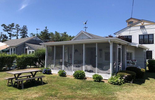 Westbrook Center Cottage | Inviting Beach Cottage Just Steps from the Sand