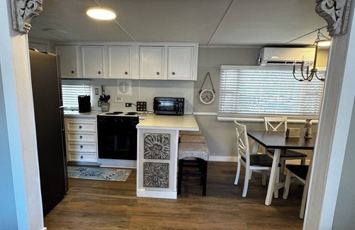 Surfside Beach Cottage | Beachside Cottage with Pool & Ocean Views near Magnolia Lake