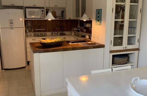 Manguinhos Villa | Charming Beach House Retreat in Búzios with Spa & Kitchen