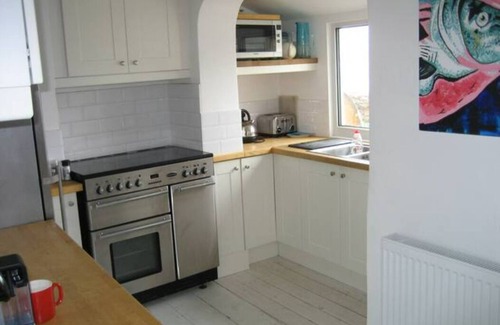 Cawsand House | Inviting Beach House Retreat with Pool & Ocean View