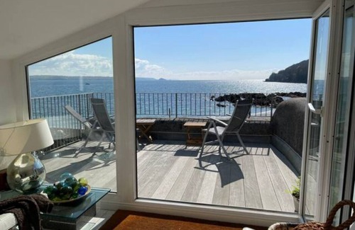 Cawsand House | Inviting Beach House Retreat with Pool & Ocean View
