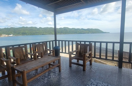Guindulman House | Cozy beach house with a view