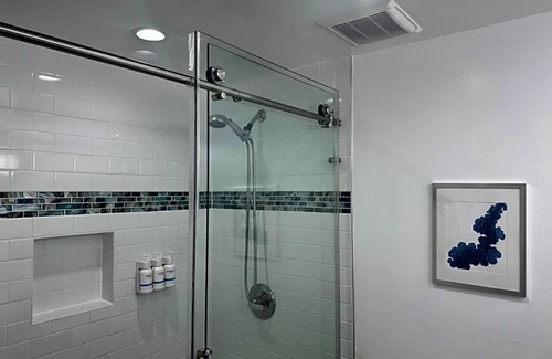 Old Towne Hotel | Cozy Beach Retreat Ideal for Families and Pet Owners