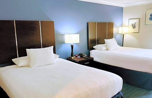 Old Towne Hotel | Cozy Beach Retreat Ideal for Families and Pet Owners