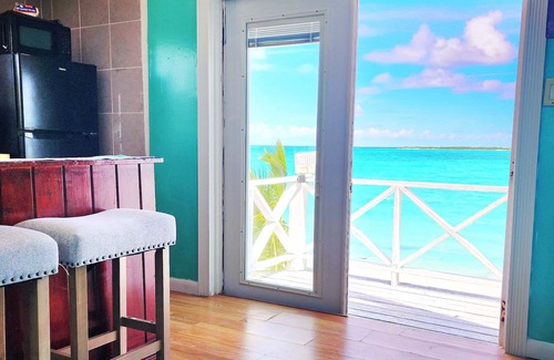 Tar Bay Apartment | Cozy Beachfront Suite with balcony