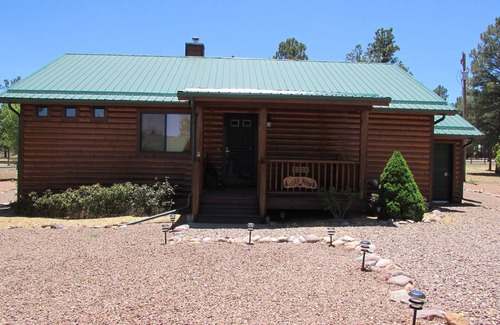 Heber Cabin | Relaxing Bear Cabin Near Mongollon Rim with Hot Tub