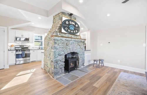Bluemont House | Bear Chase Cottage: Pet-Friendly Getaway with Top Rating