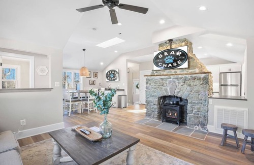 Bluemont House | Bear Chase Cottage: Pet-Friendly Getaway with Top Rating
