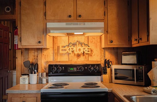 Vesta Cabin | Cozy Bear Claw Cove Cabin: Family-Friendly Retreat Near Parkway