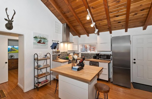 Big Bear Lake Cabin | Inviting Bear Retreat: Hot Tub, BBQ & Close to the Lake!