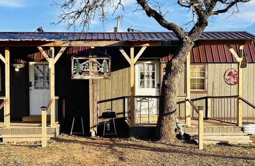 Blanchard Cabin | Cozy Bear themed Cabin close to Blanchard/walking trails/fishing pond